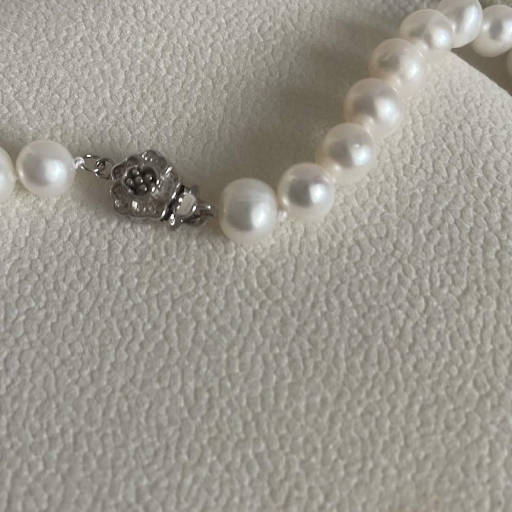 Beautiful Necklace - Picture 2 of 4
